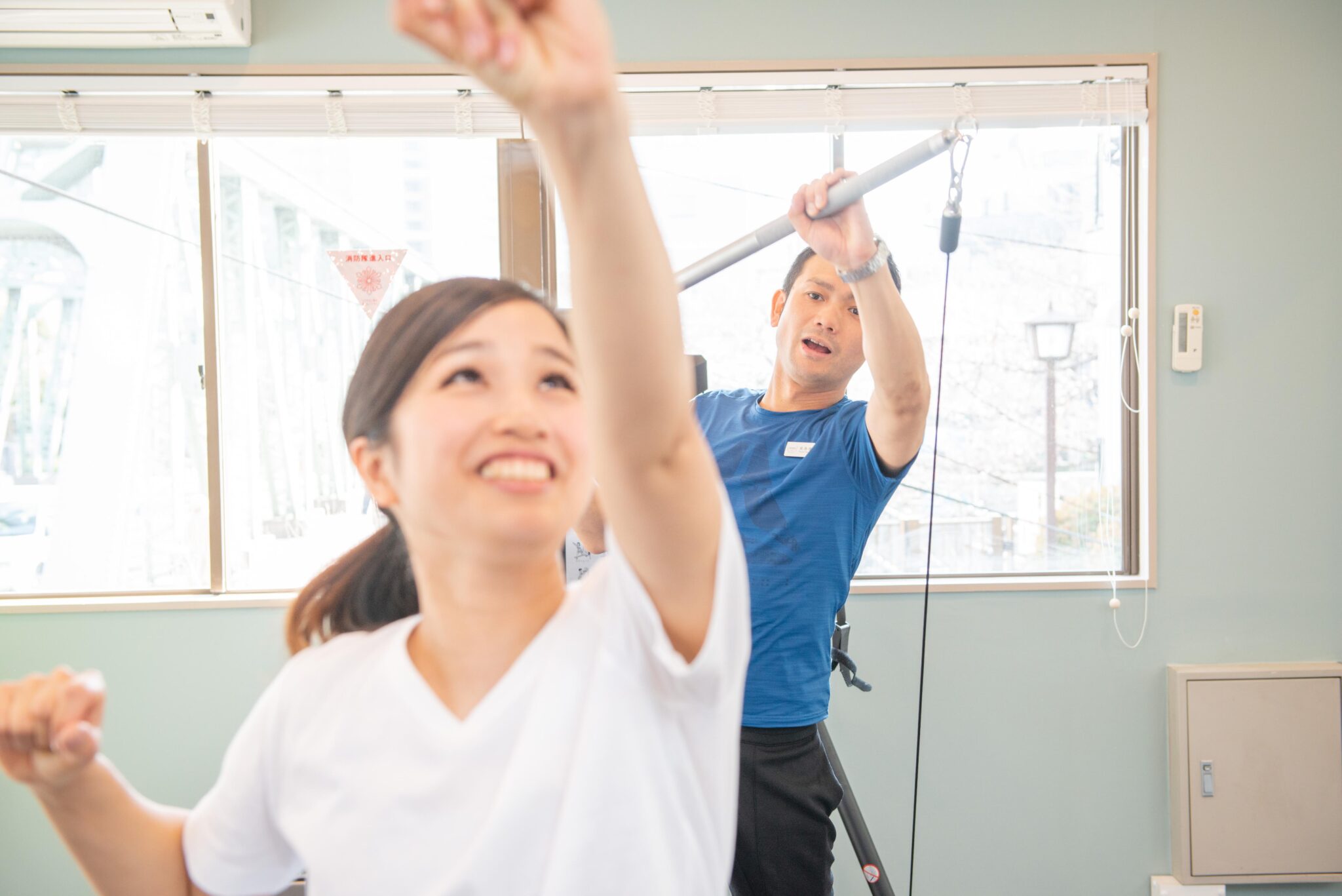 笑顔で軽いトレーニングをしている40代女性の様子