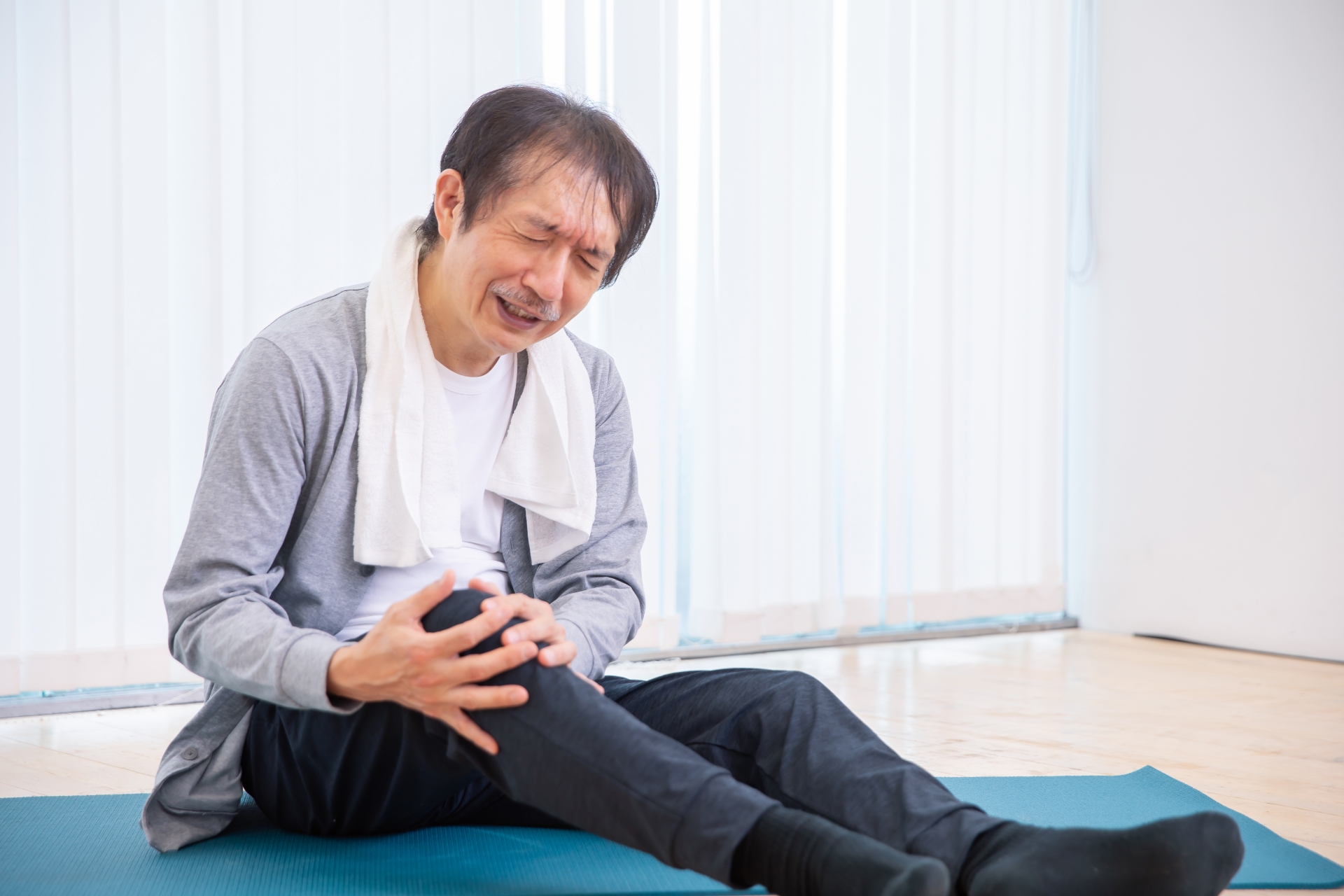 トレーニング中に違和感を感じている男性の写真