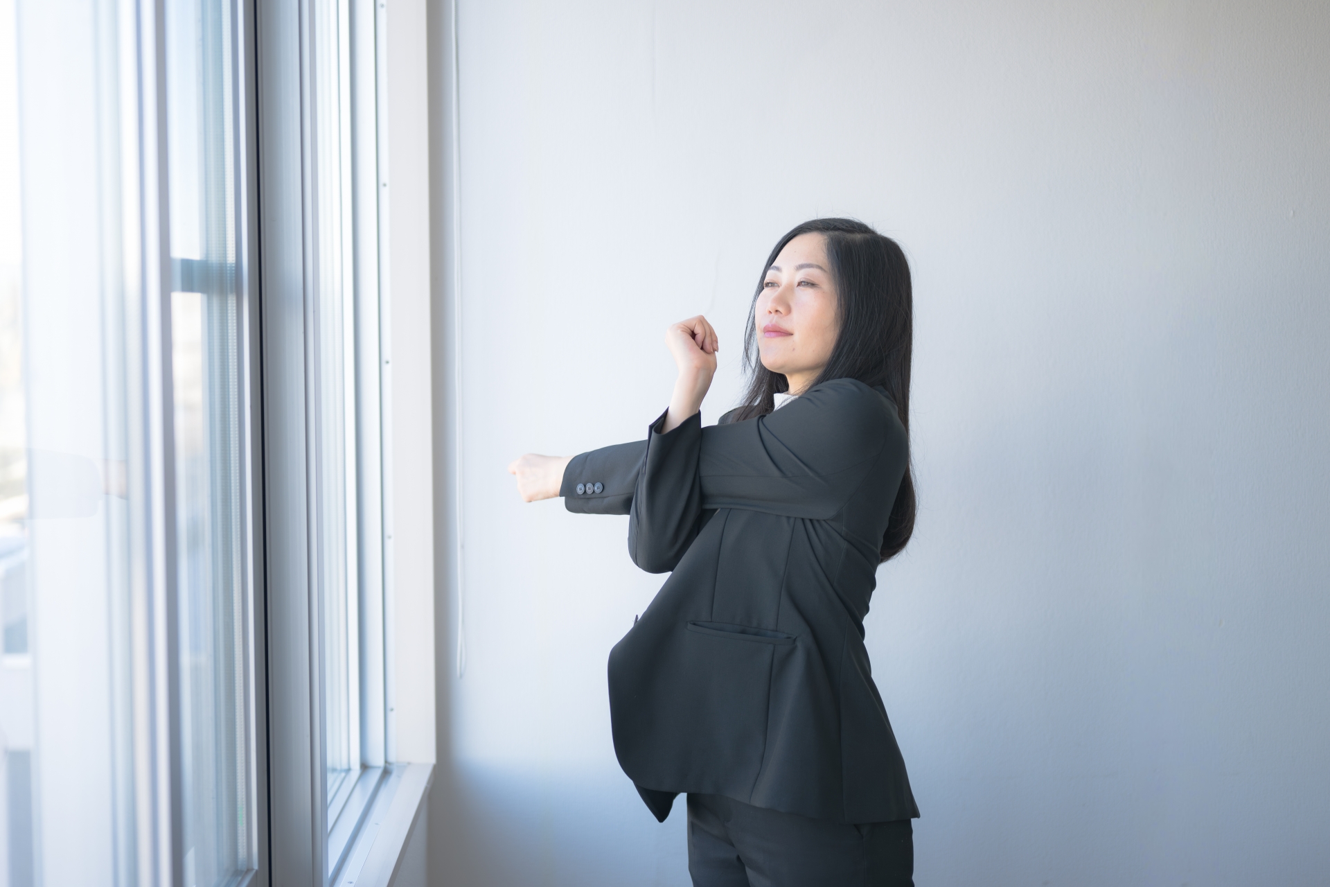 立ち姿が変わってきた女性