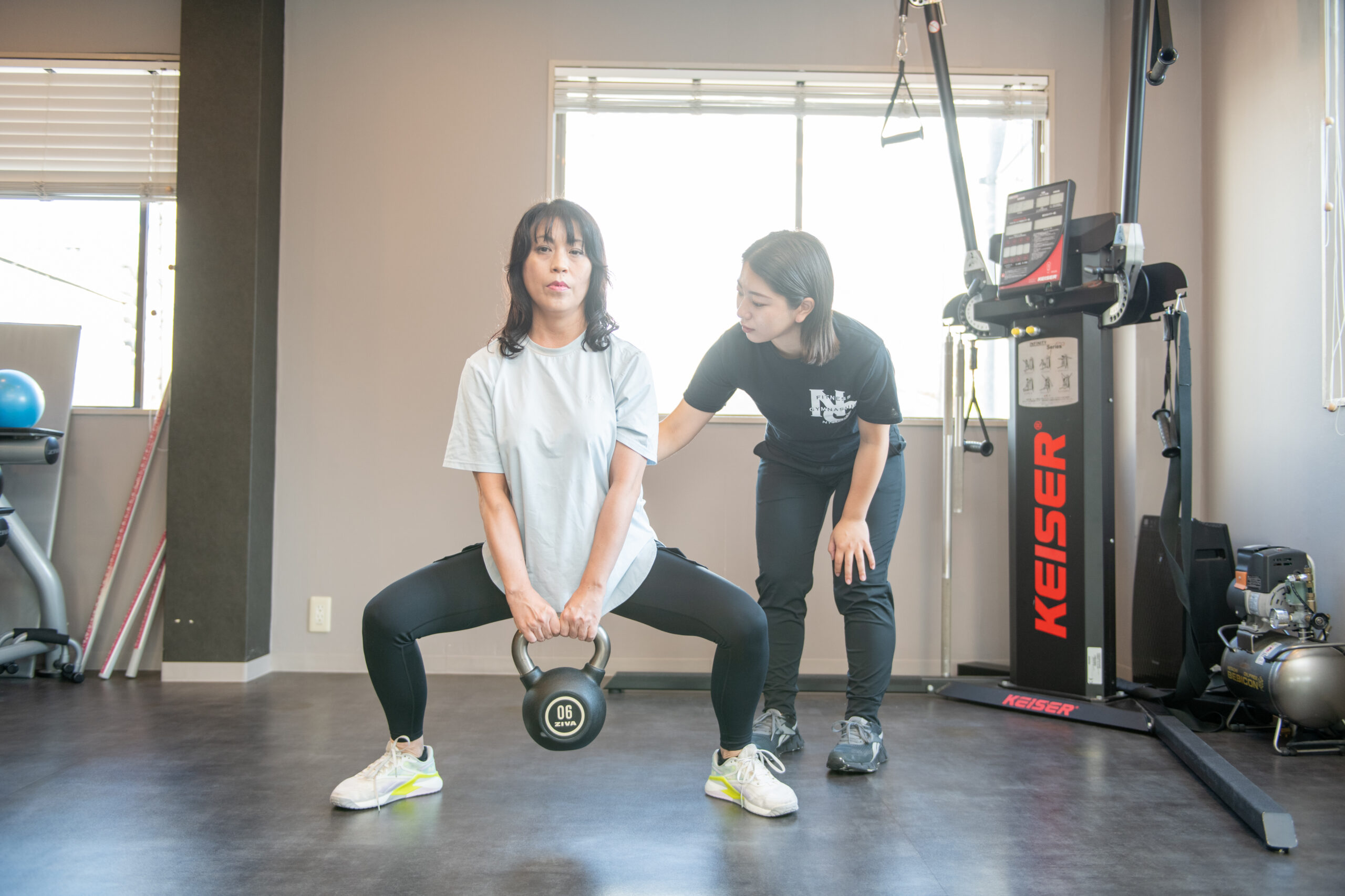 トレーナーが姿勢を確認しているシーン
