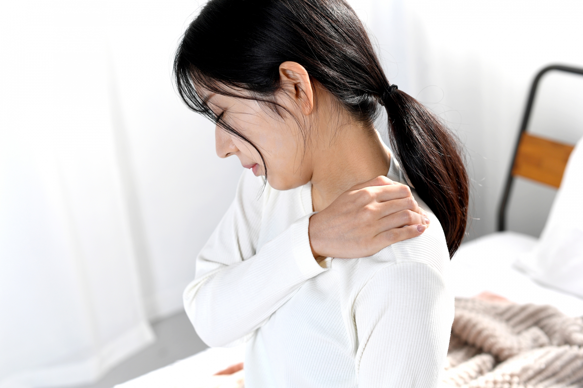 運動中に肩を押さえる女性の写真
