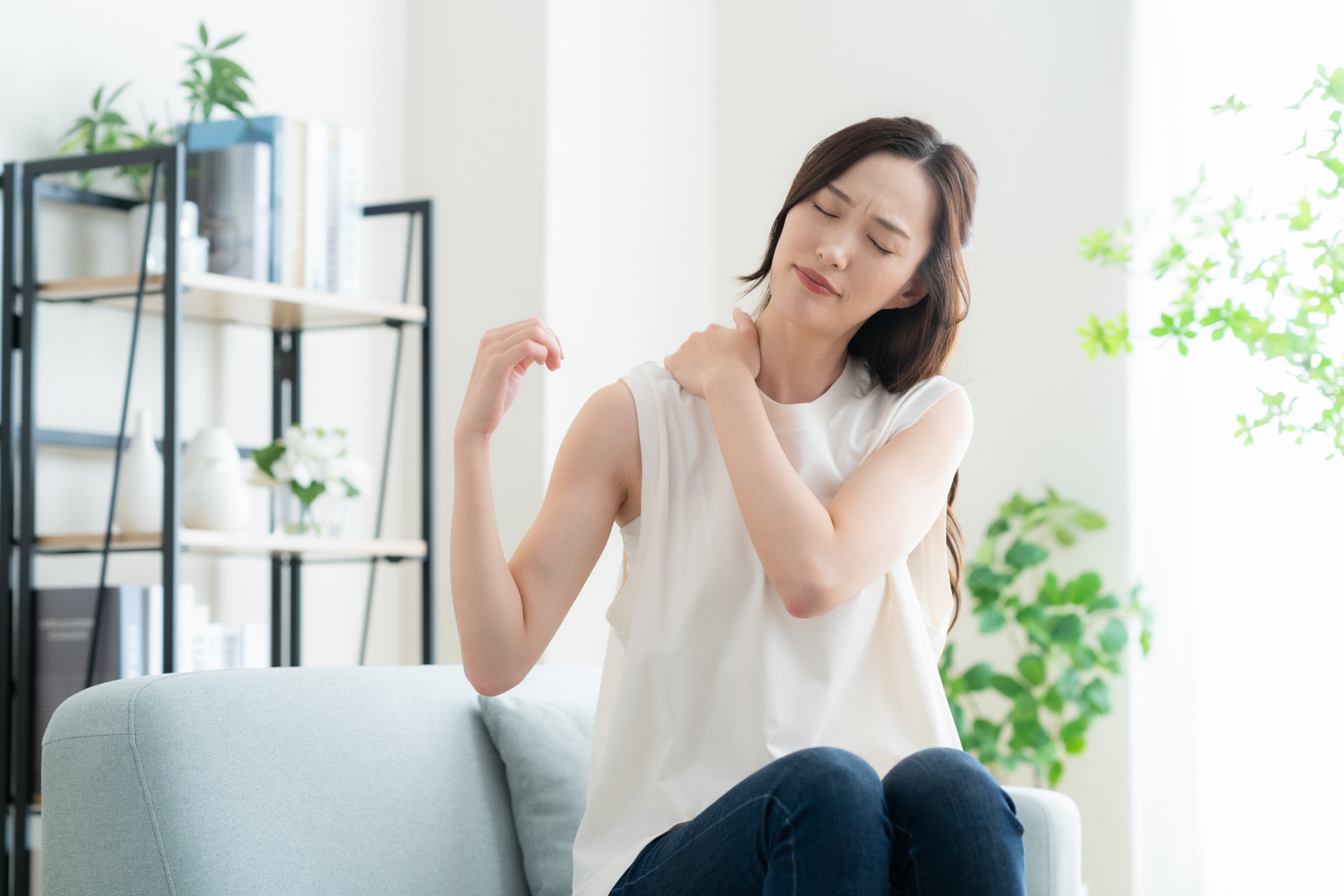 ストレッチをしているが不安そうな表情の女性