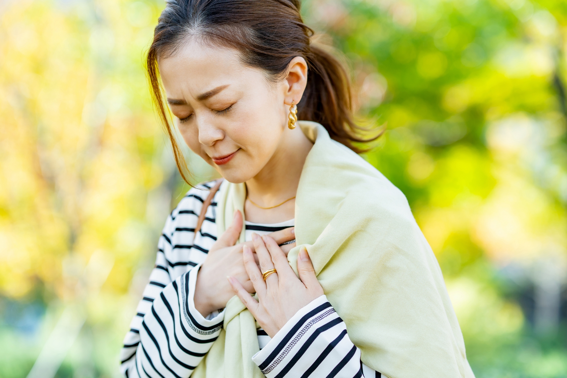 浅い呼吸で肩が上下している女性