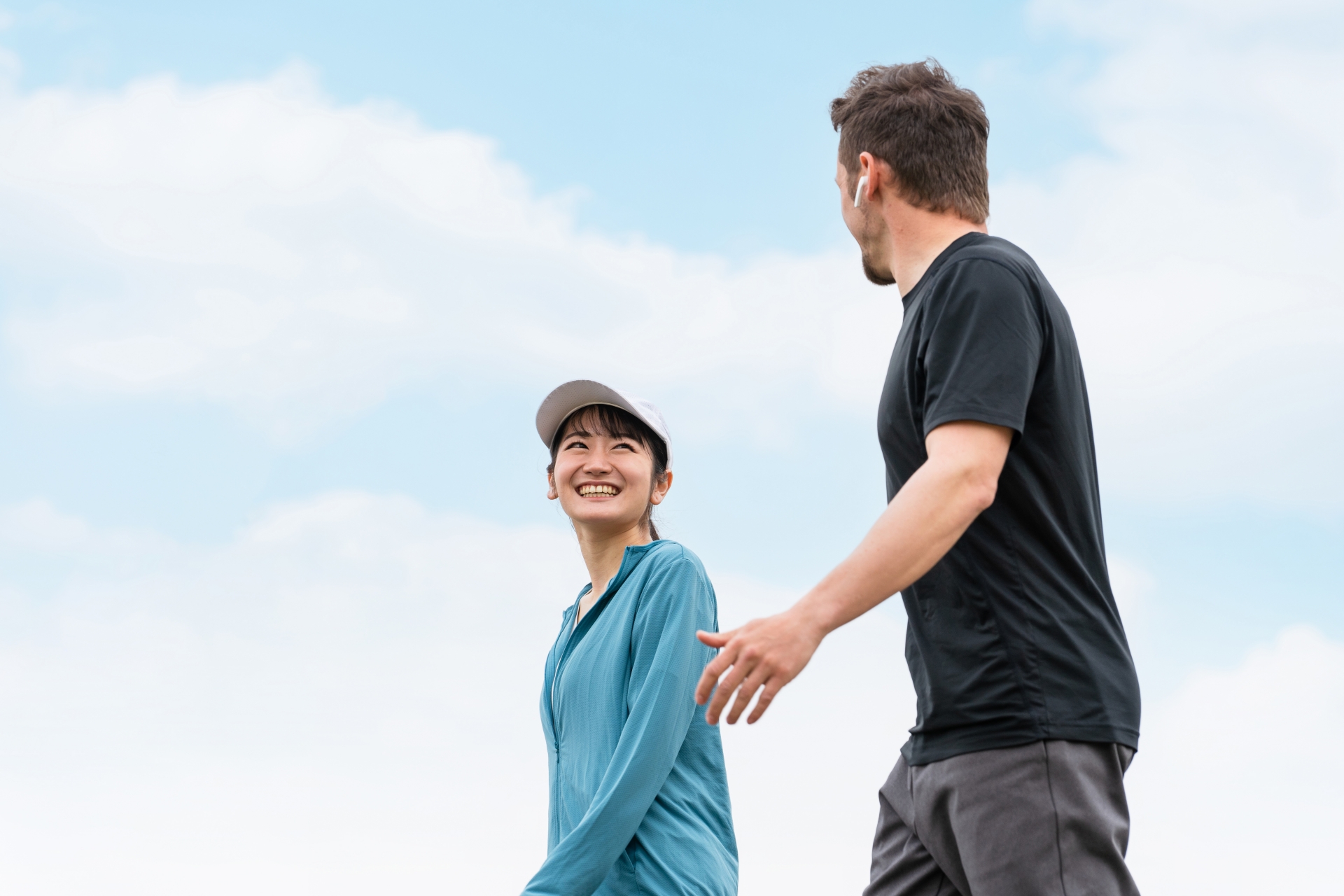 散歩で気分転換をしている女性