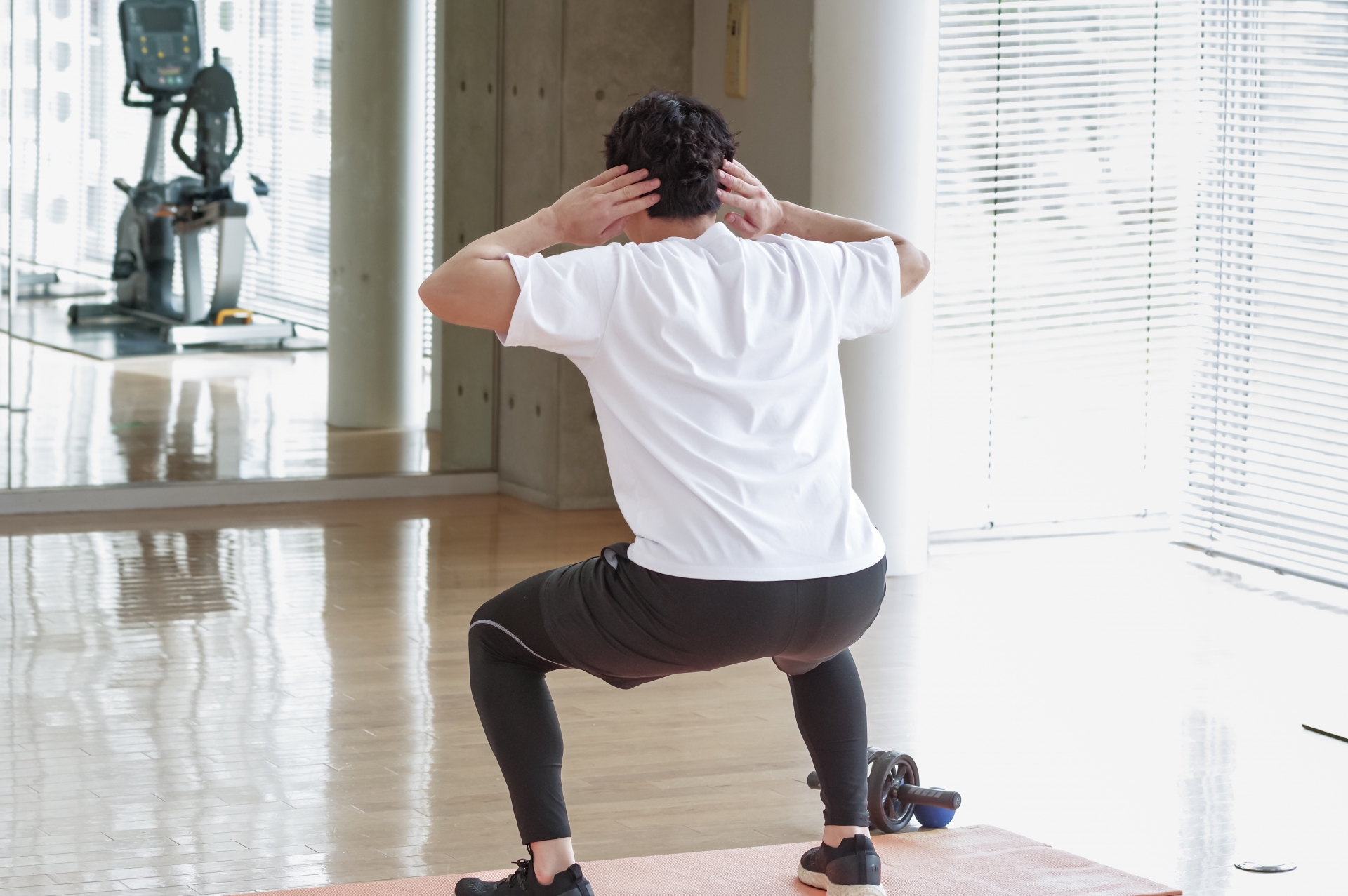軽いスプリットスクワットをする女性