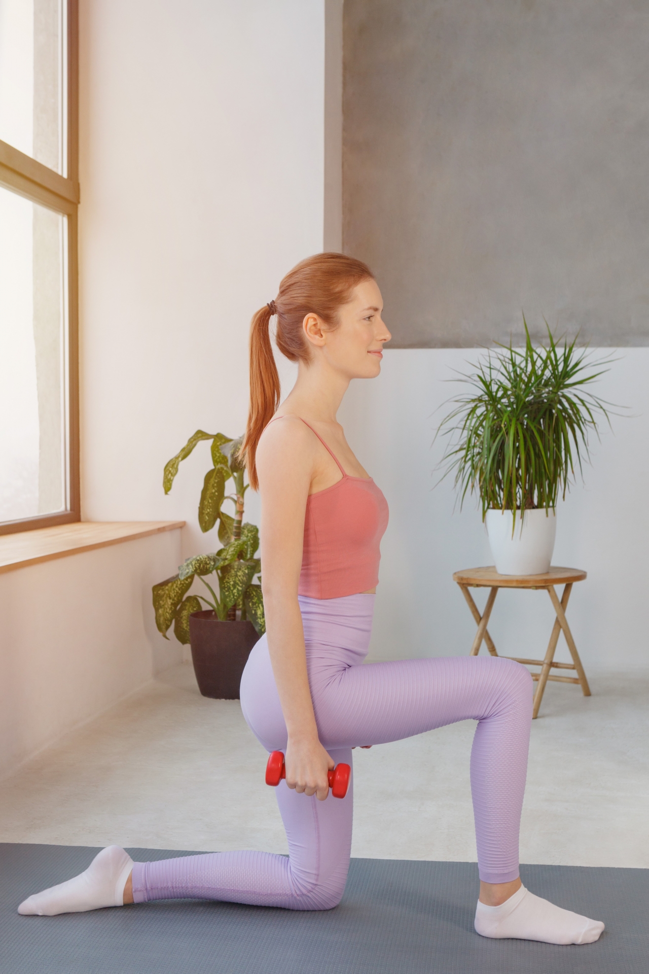 片膝立ちで股関節を安定させる女性のエクササイズ