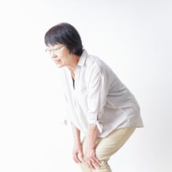 膝が痛くてもジムに通っていい？“やさしい筋トレ”の始め方
