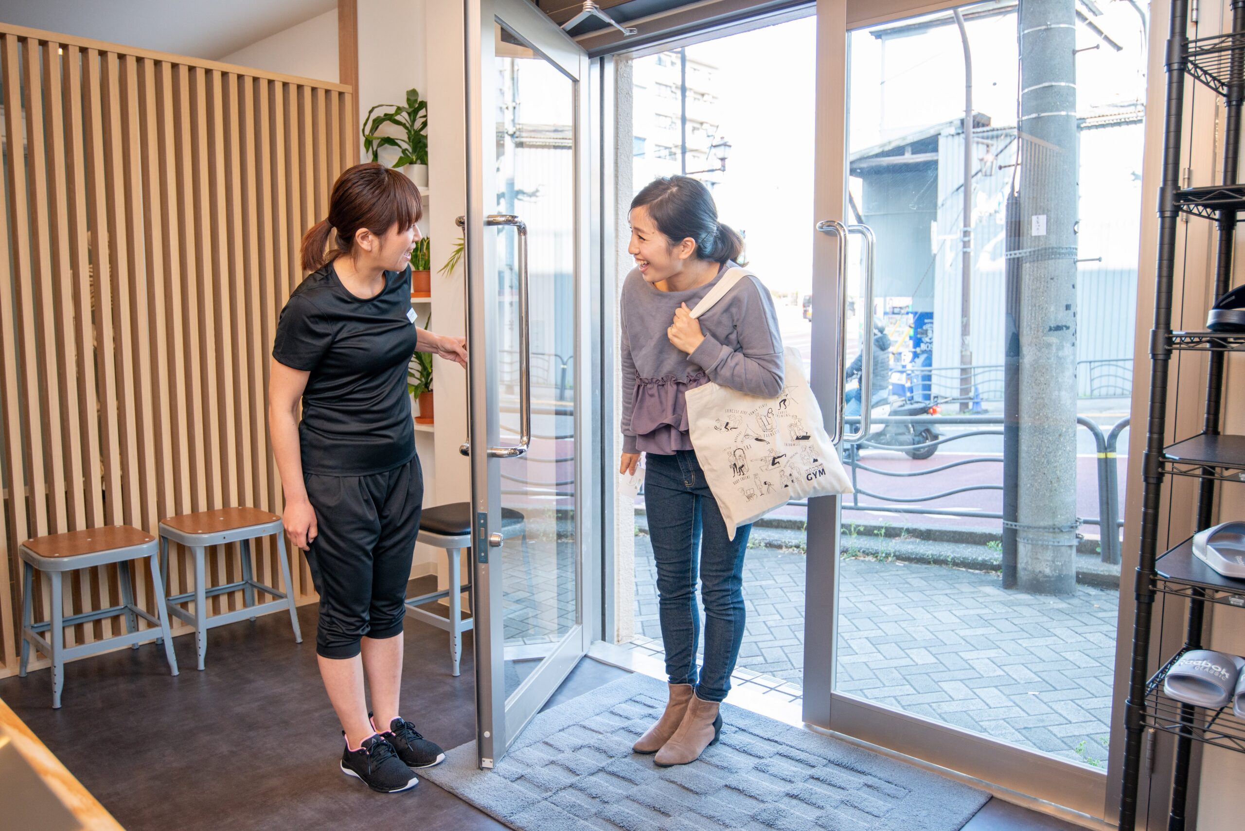呼吸を整えることから運動を始め安心した表情の女性のイメージ