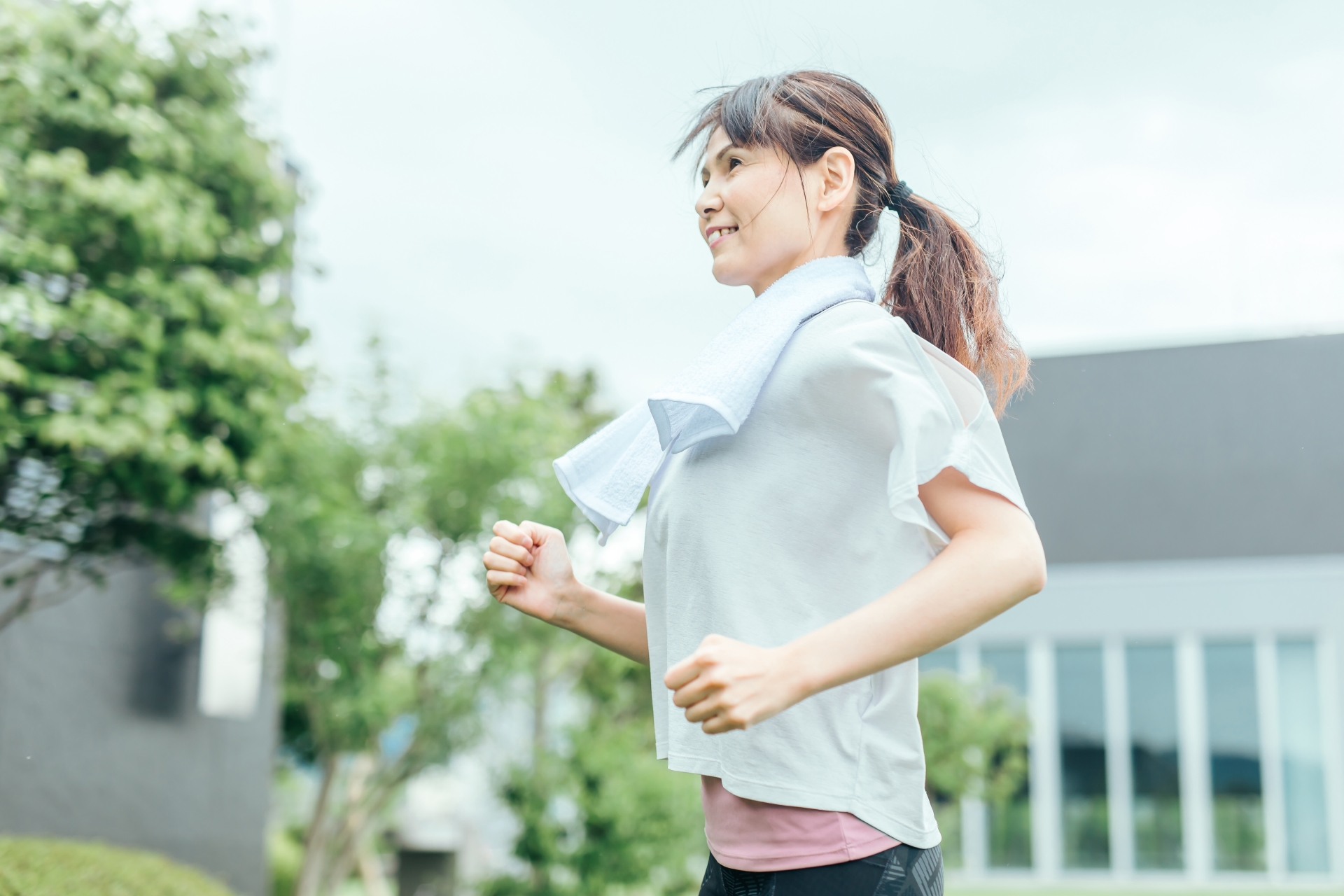 膝の痛みと向き合いながら安心して運動を続けられる女性のイメージ