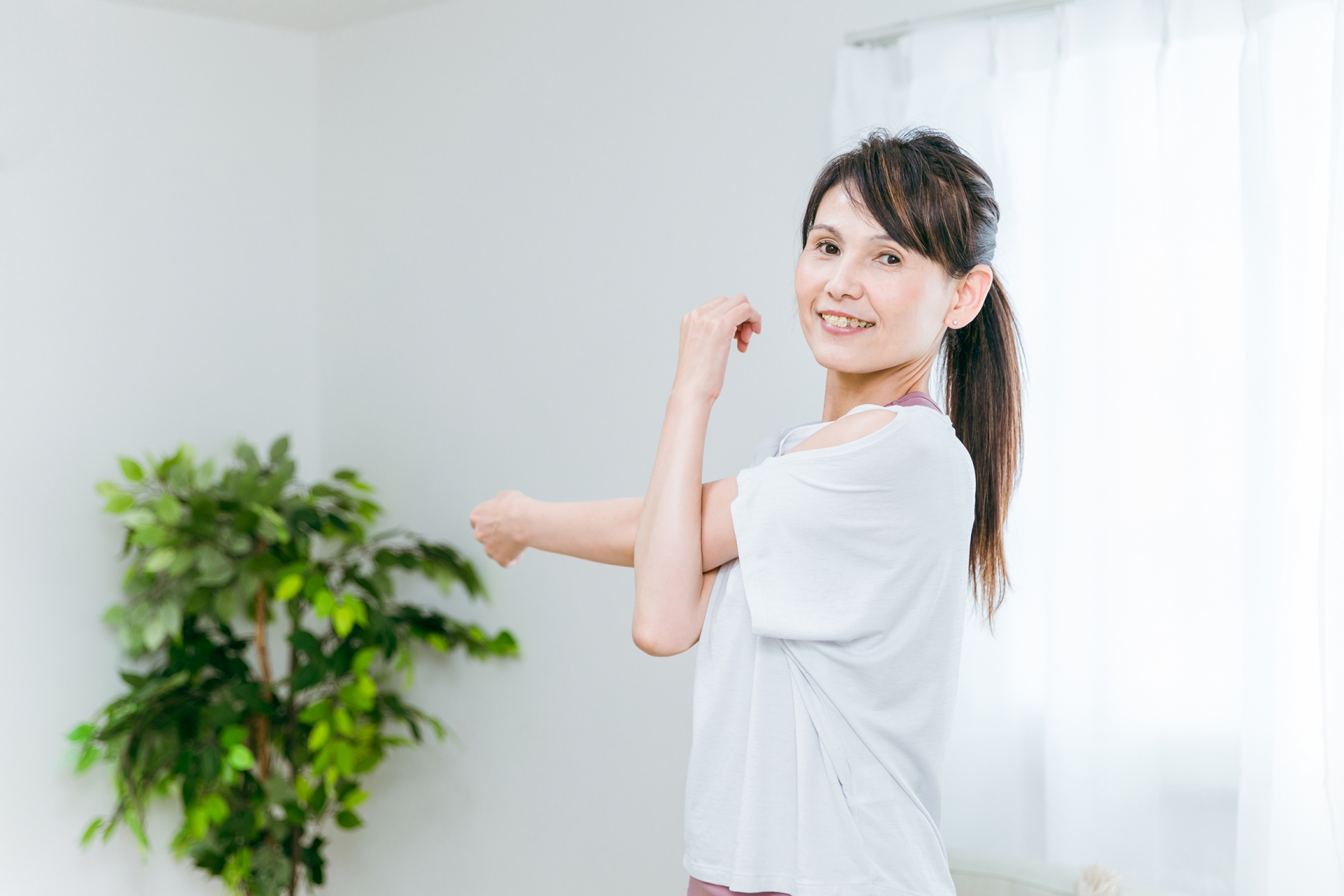 体のつながりを意識しながら無理のない運動に取り組む女性のイメージ