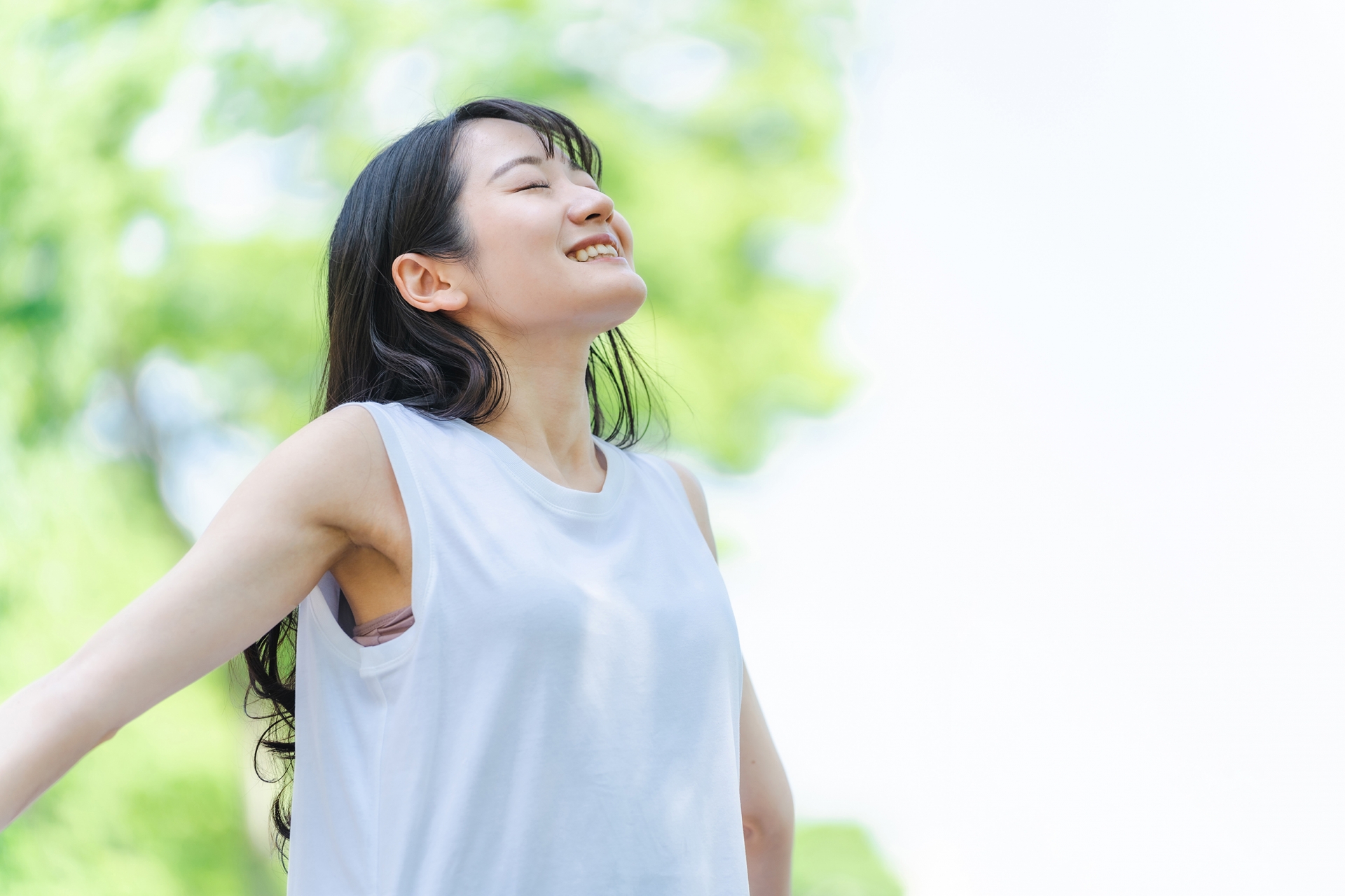 呼吸を整えながら体の感覚を確かめる女性のイメージ