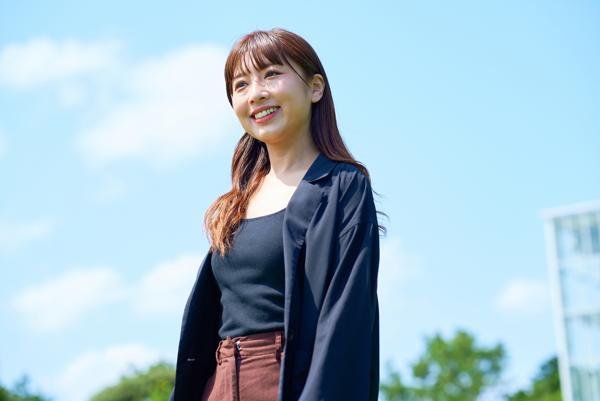 足の巡りが整い、軽やかで前向きな表情になった女性のイメージ