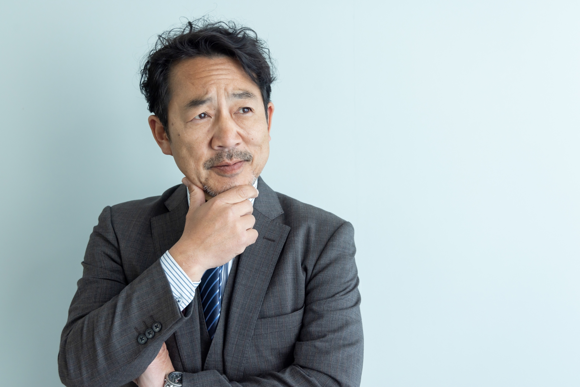 社員の健康を経営課題として考える経営者のイメージ